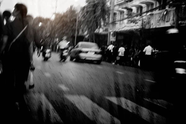 雨季には黒人と白人の都市社会 — ストック写真