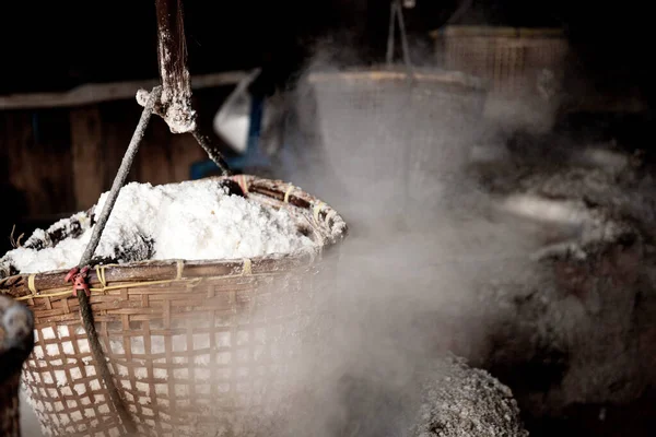 泰国用盐篮吊壁炉的烟雾 — 图库照片