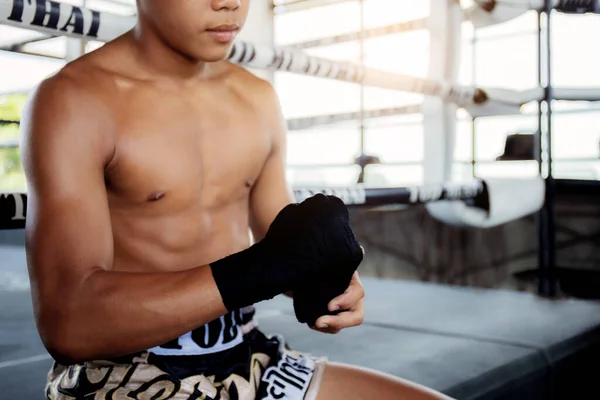 Der Boxer Tauscht Die Hände Bevor Gegen Den Boxring Boxt — Stockfoto