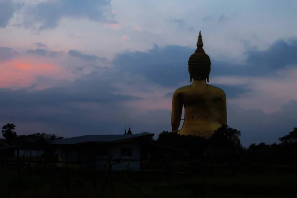 黄昏时分 佛祖在田里 — 图库照片