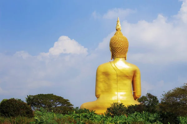 Arany Buddha Mezőn Kék Égbolttal — Stock Fotó
