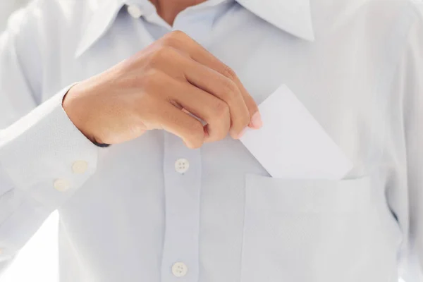 Joven Sosteniendo Una Tarjeta Blanca Bolsillo — Foto de Stock