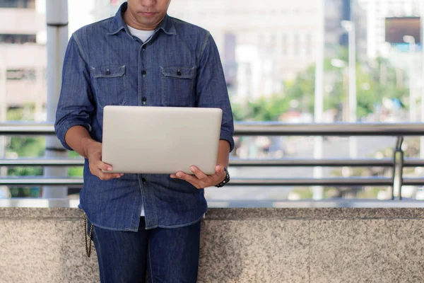 Joven Sosteniendo Cuaderno Ciudad — Foto de Stock