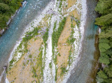 Washington 'daki bir nehrin insansız hava aracı fotoğrafı.