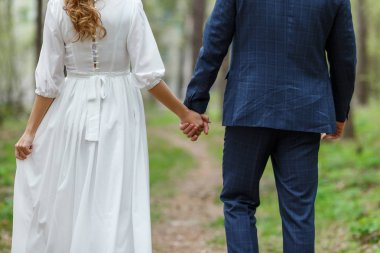 Gelinle damat güzel elele git buradan.