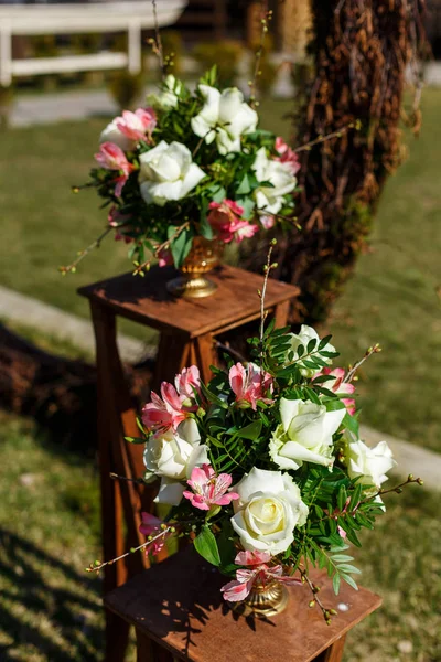 Decor Voor Een Ronde Huwelijksboog Uit Takken Versierd Met Bloemen — Stockfoto