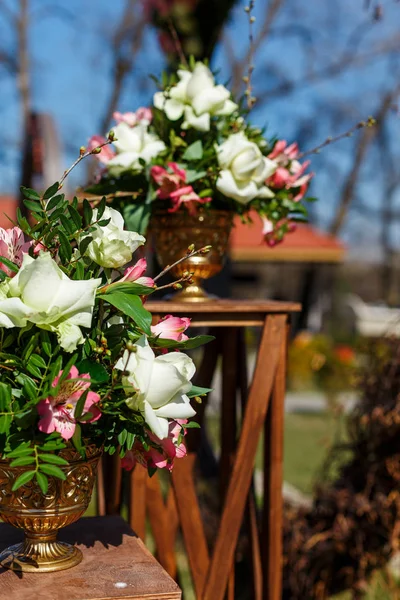 Decor Voor Een Ronde Huwelijksboog Uit Takken Versierd Met Bloemen — Stockfoto