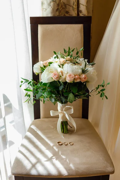 Lumière Bouquet Mariage Tendre Tient Sur Chaise Avec Les Détails — Photo
