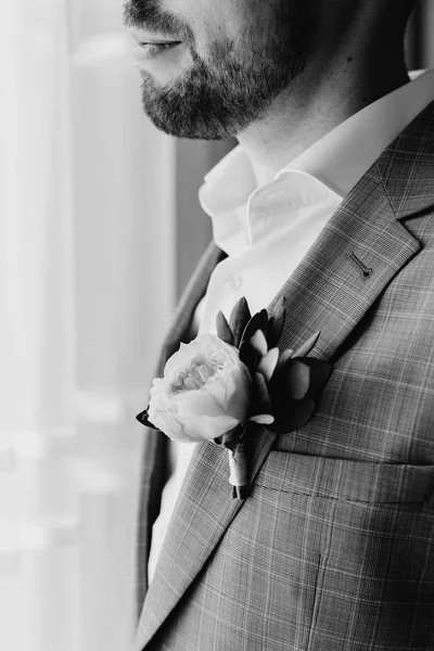 Damat Takım Elbise Ceket Yaka Çiçeği — Stok fotoğraf