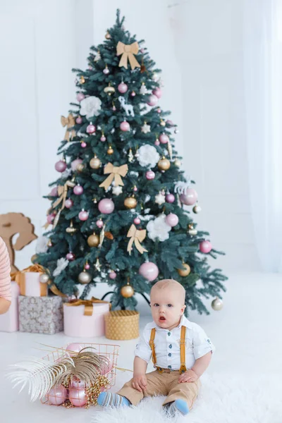 Niño Sentado Fondo Del Árbol Navidad — Foto de Stock