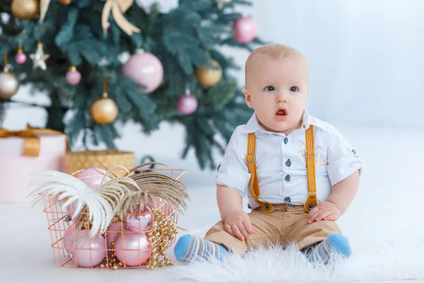 Niño Sentado Fondo Del Árbol Navidad — Foto de Stock