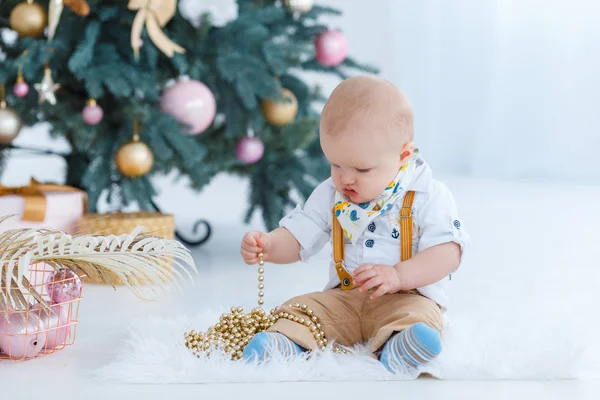 Niño Sentado Fondo Del Árbol Navidad — Foto de Stock