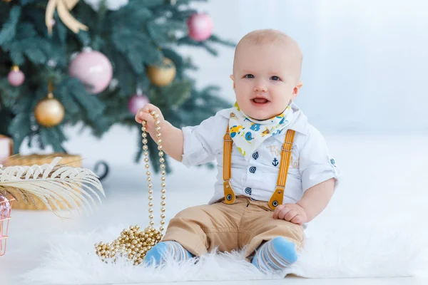 Niño Sentado Fondo Del Árbol Navidad — Foto de Stock