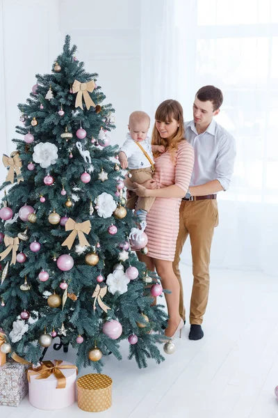 Mamá Papá Sostienen Hijo Brazos Cerca Del Árbol Navidad — Foto de Stock