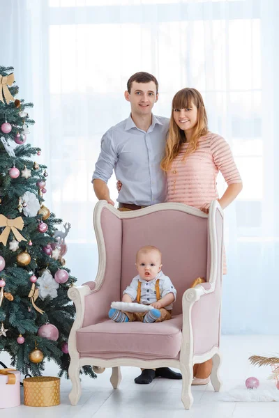 Niño Está Sentado Silla Detrás Están Los Padres Cerca Del — Foto de Stock