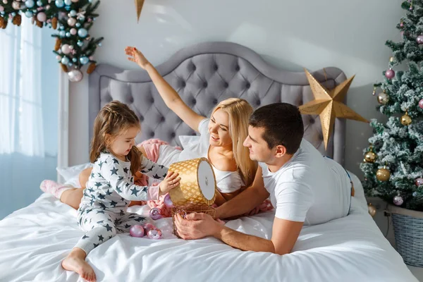 Familia Pasa Tiempo Libre Casa Familia Alegre Divirtiéndose Con Hija — Foto de Stock