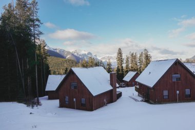 Kanada, BANFF yakınlarında kırmızı kar kabinleri