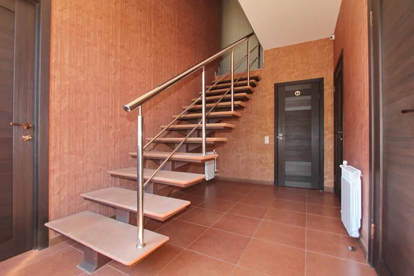 Açık bir merdiven taş adımları kadar iç gidiş ile koridor odaları, ofisler arka plan parlak duvarları ve karanlık kapılarını yakın çekim