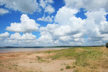 Yaz günü gölde bulutlu bir gökyüzü 