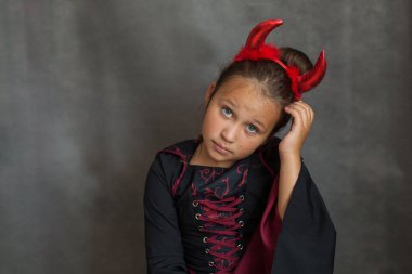  Cadılar bayramı kostümlü küçük kız gri arka planda 