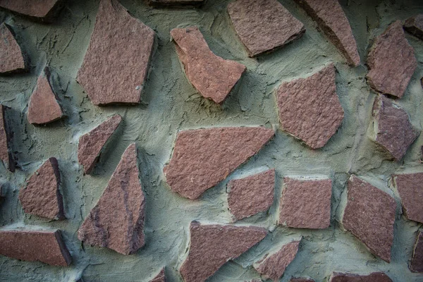 Großer brauner Stein im Hintergrund der Mauer — Stockfoto