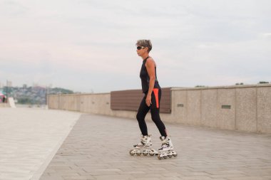 Aktif yaşlılar yaz akşamları dışarıda paten kayıyor.