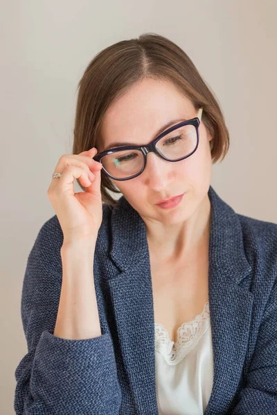 Mujer europea de negocios en traje azul y con gafas de cerca — Foto de Stock