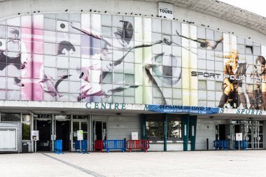 Tours, France - 08 / 27 / 2020: Tours City 'de koronavirüs için ücretsiz test merkezi