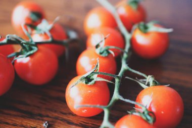 Ahşap zemin üzerinde domates dalı