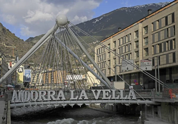 Andorra la Vella, Andorra - 20 Nisan 2018: Andorra başkenti köprü Pont de Paris