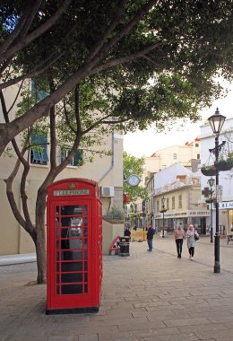 Gibraltar, Büyük Britanya - 6 Mayıs 2015: insanlar tarafından Gibraltar sokaklarında yürüyor