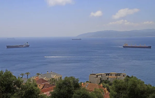 Hajók Csatorna Között Gibraltár Spanyol Város Algeciras — Stock Fotó