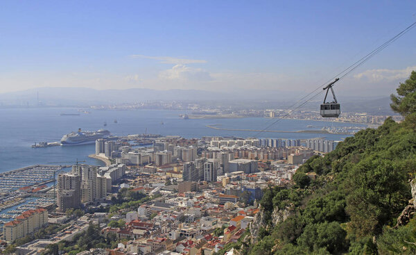 Вид с вершины скалы Гибралтара на город

