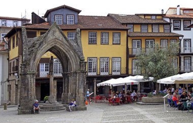 Guimaraes, Portekiz - 19 Mayıs 2018: Görünüm, Oliveira meydanda Guimaraes eski şehir