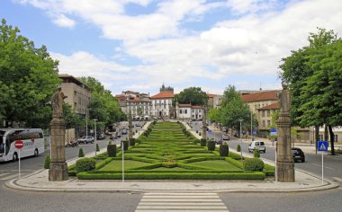 Guimaraes, Portekiz - 19 Mayıs 2018: Bahçe yakınındaki Sao Gualter kilise Guimaraes, Portekiz