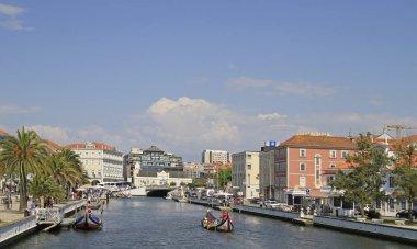 Aveiro, Portekiz - 20 Mayıs 2018: Ana kanal tam turistik turları için teknelerin Aveiro şehir görünümünü