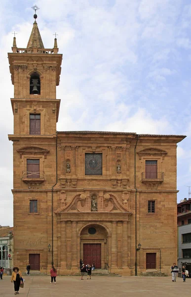 エレガントなプラザ コンスティトゥシオン オビエドのオビエド スペイン 2018 モンテ教会スタンド — ストック写真