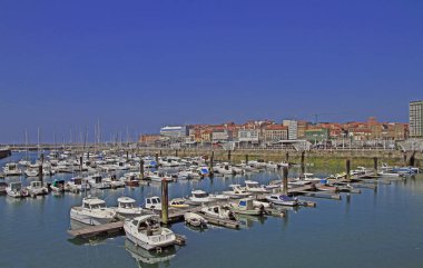 Gijon, İspanya - 23 Mayıs 2018: Gijon marina ile İspanya birçok Yatlar