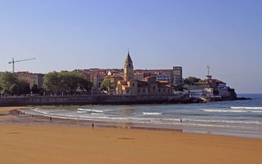 Gijon, İspanya - 23 Mayıs 2018: beach, San Lorenzo Gijon Şehir Bankası İspanya