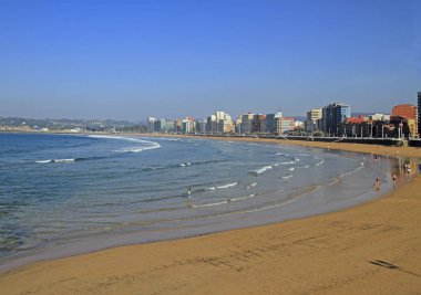 Gijon, İspanya - 23 Mayıs 2018: beach, San Lorenzo Gijon Şehir Bankası İspanya