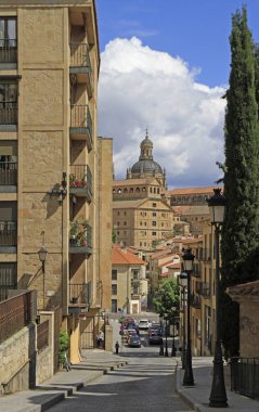 Salamanca, İspanya - 22 Mayıs 2018: insanlar tarafından Salamanca, İspanya'nın eski şehrin dar sokakta yürüyor