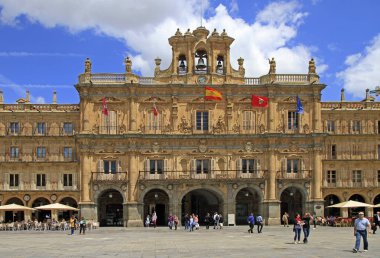 Salamanca, İspanya - 22 Mayıs 2018: Salamanca şehrinde ana Meydanı'ndaki insanlar yürüyor