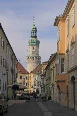 Sopron, Macaristan - 28 Mayıs 2018: insanlar tarafından sokak Sopron, Macaristan için Yangın Kulesi manzaralı yürüyor