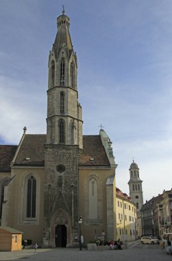 Sopron, Macaristan - 28 Mayıs 2018: insanlar keçi Kilisesi Sopron, Macaristan için ana meydanında