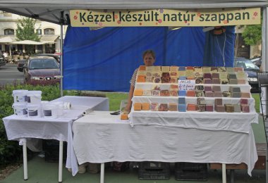 Sopron, Macaristan - 28 Mayıs 2018: kadın suration sokak festivali sabun satıyor