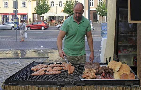 Sopron Hungría Mayo 2018 Hombre Fríe Carne Festival Aire Libre —  Fotos de Stock