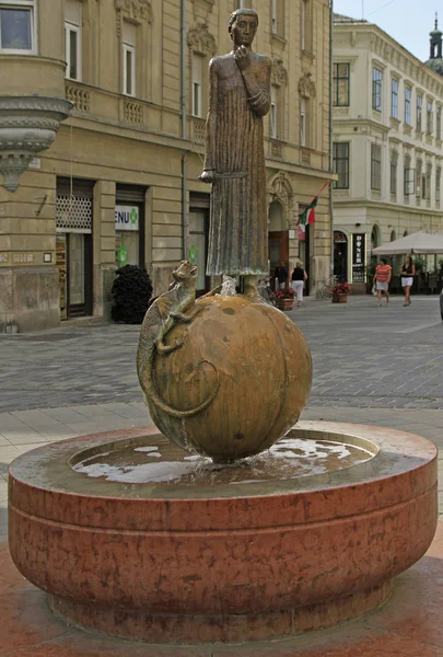 Γκιόρ Ουγγαρία Μαΐου 2018 Άγαλμα Και Κρήνη Του Φονιάς Δράκο — Φωτογραφία Αρχείου