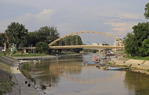 Gyor Hungria Maio 2018 Banco Rio Raba Cidade Húngara Gyor — Fotografia de Stock