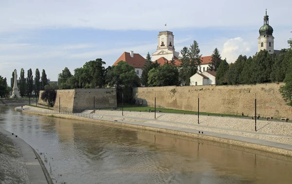 Macar şehrin Gyor Raba Nehri'nin kıyısında