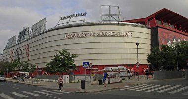 Sevilla, İspanya - 10 Mayıs 2018: Ramon Sanchez Pizjuan Stadı Seville, insanlar yürüyor